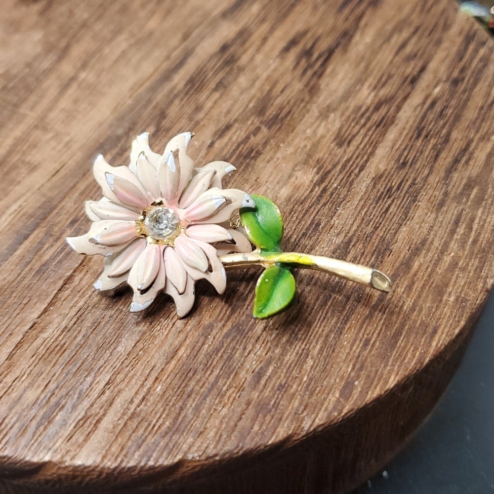 B828 beautiful flower in the summer‎ time brooch
